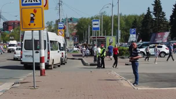 Russland. Uljanowsk. 9. Mai 2019: Die Menschen warten auf ihren Bus — Stockvideo