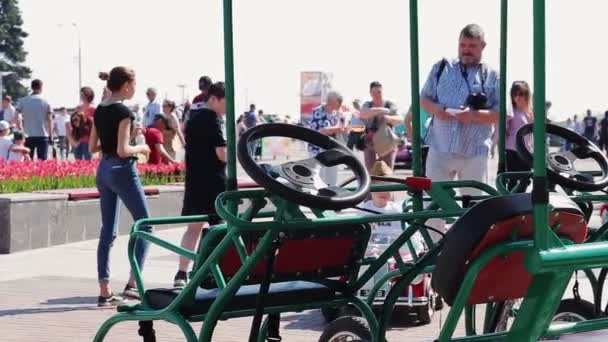 Russland. Uljanowsk. 9. Mai 2019: Massen von gut gelaunten Menschen auf dem Platz — Stockvideo