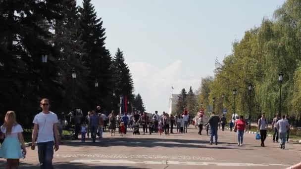 Rosja. Uljanowsk. 9 maja 2019: Tłum szczęśliwych ludzi — Wideo stockowe