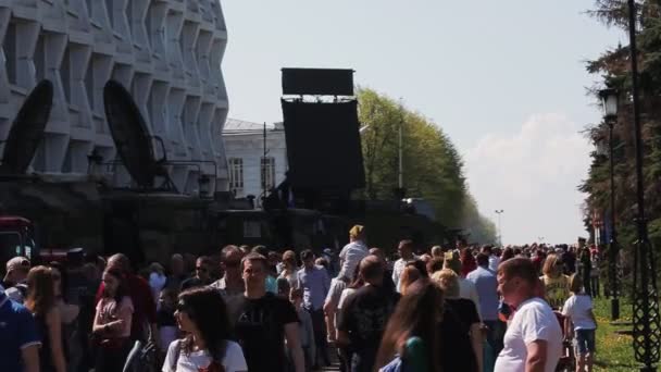 Ρωσία. Ουλιανόβσκ. Μαϊ 9, 2019: Πλήθος περπατά στην πόλη — Αρχείο Βίντεο