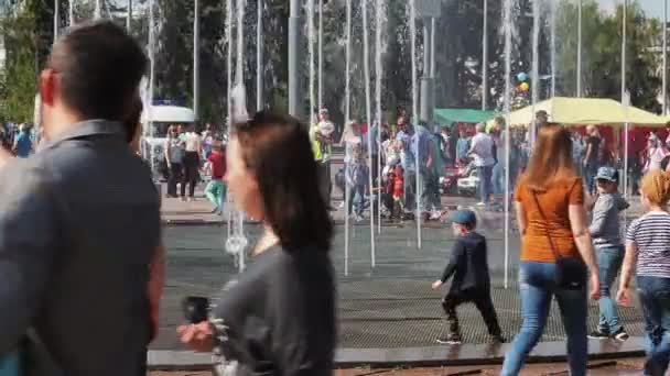 Rosja. Uljanowsk. 9 maja 2019: Weseli ludzie spacerują po centrum miasta — Wideo stockowe