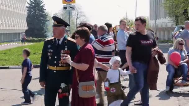 Rosja. Uljanowsk. 9 maja 2019: Radosny tłum ludzi — Wideo stockowe