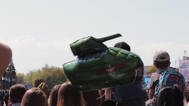 Rusland, Ulyanovsk, 9 mei 2019: Vrolijk Vrolijk Volk — Stockvideo