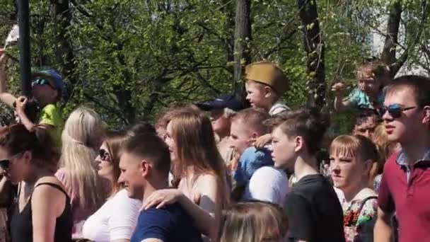 Oroszország, Ulyanovsk, 2019. május 9.: Boldog és vidám érdeklődő tömeg — Stock videók