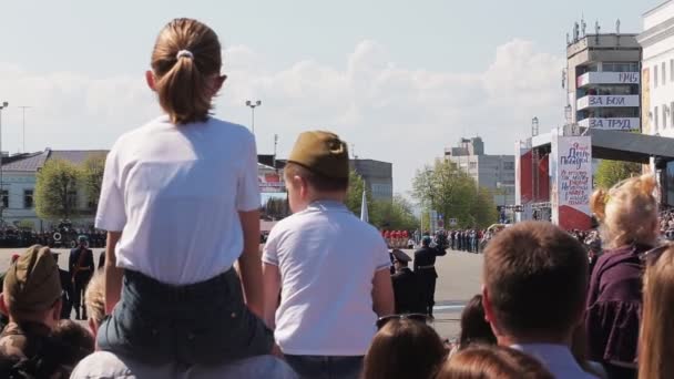 Rússia, Ulyanovsk, 9 de maio de 2019: Vista traseira de uma multidão de pessoas alegres — Vídeo de Stock