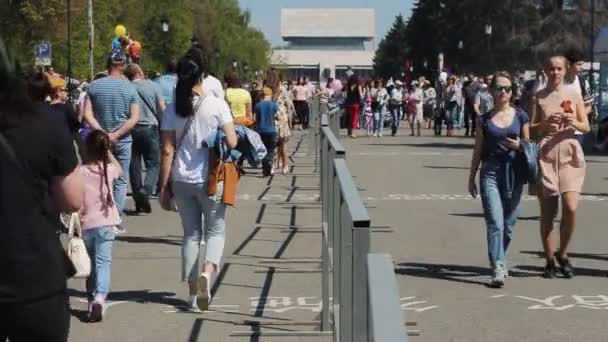 Rusia, Ulyanovsk, 9 de mayo de 2019: La multitud feliz de personas camina por la ciudad — Vídeo de stock