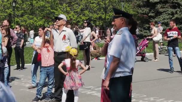 Oroszország, Ulyanovsk, 2019. május 9.: Boldog emberek és háborús veteránok a második világháborúban — Stock videók