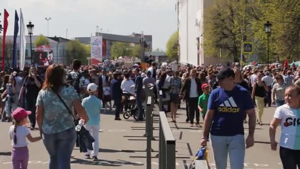 Rosja, Uljanowsk, 9 maja 2019: Wesoły tłum ludzi idzie — Wideo stockowe