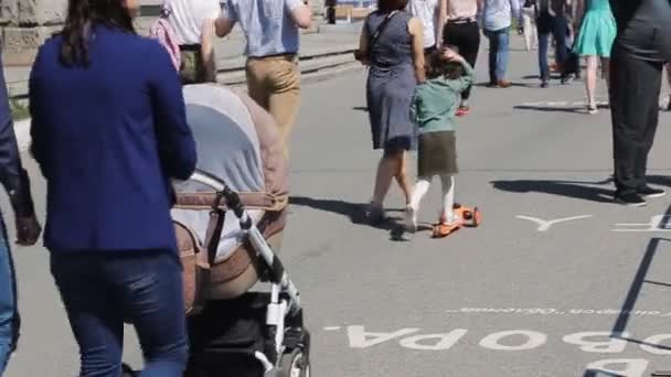 Tłum niezidentyfikowanych ludzi spaceruje po Sunny City — Wideo stockowe