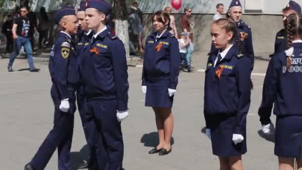Ryssland, Uljanovsk, 9 maj 2019: Unga studenter i militärskola — Stockvideo