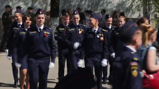 Rússia, Ulyanovsk, 9 de maio de 2019: Alunos cadetes alegres Solenemente Março — Vídeo de Stock