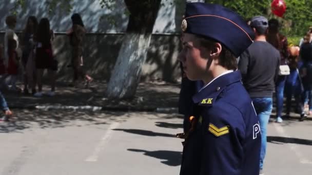 Rusland, Oeljanovsk 9 mei 2019: Vrolijke jonge studenten van de militaire school — Stockvideo