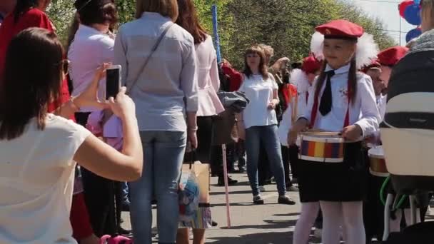 Ρωσία, Ουλιανόβσκ, 9 Μαΐου 2019: Ευτυχισμένοι άνθρωποι περπατούν κατά μήκος της πόλης — Αρχείο Βίντεο