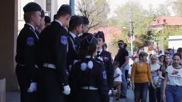 Russia, Ulyanovsk, 9 maggio 2019: Studenti eccitati cadetti — Video Stock