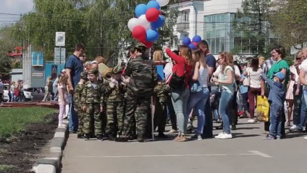 Rosja, Uljanowsk 9 maja 2019: Tłum ludzi i dzieci — Wideo stockowe