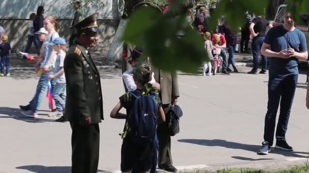 Ρωσία, Ουλιανόβσκ, 9 Μαΐου 2019: Στρατιωτικοί Στρατηγοί επικοινωνούν μεταξύ τους — Αρχείο Βίντεο