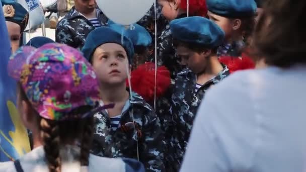 러시아 , Ulyanovsk, 2019 년 5 월 9 일: 초등 학교 학생들 — 비디오