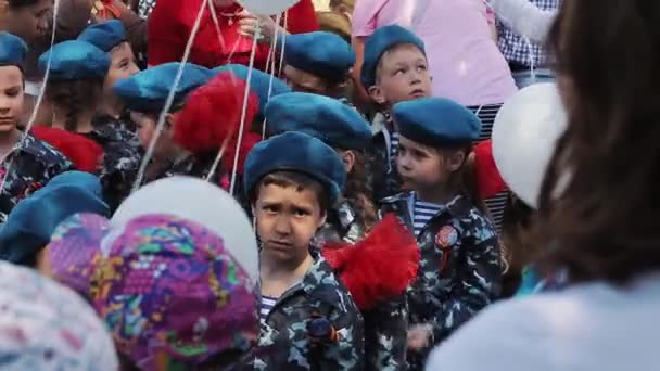 Rússia, Ulyanovsk, 9 de maio de 2019: Grupo de crianças da escola primária — Vídeo de Stock
