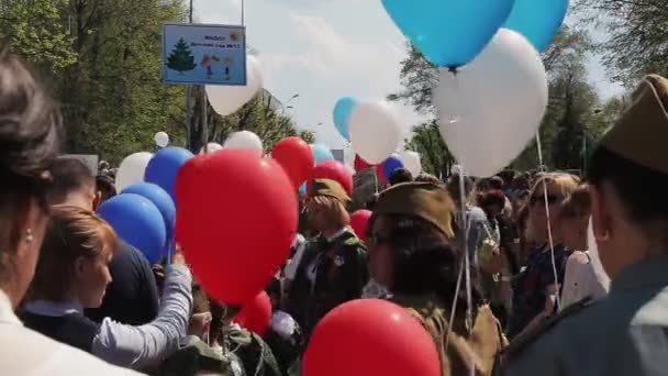 Russland, Uljanowsk, 9. Mai 2019: Aufgeregte Menschenmenge in Uniform — Stockvideo