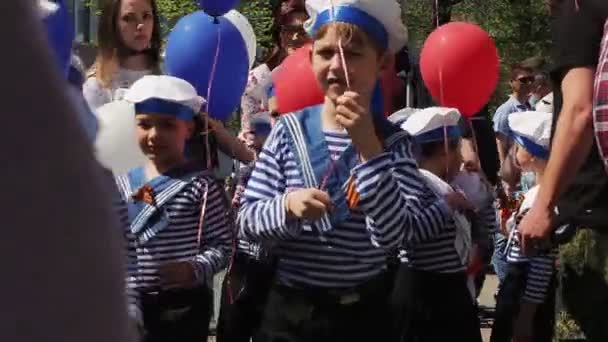 Rusia, Ulyanovsk, 9 de mayo de 2019: Niños pequeños preescolares — Vídeos de Stock