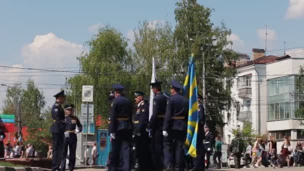 Russland, Uljanowsk, 9. Mai 2019: Absolventen der Militärhochschule — Stockvideo