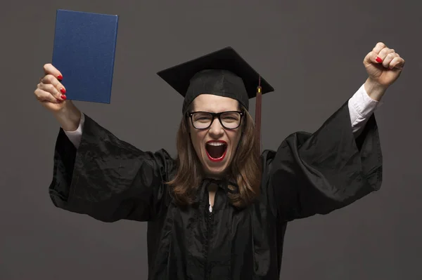 Glad leende doktorand kvinna student med diplom — Stockfoto