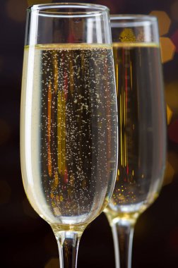 Şampanyalı iki bardak yakın plan.