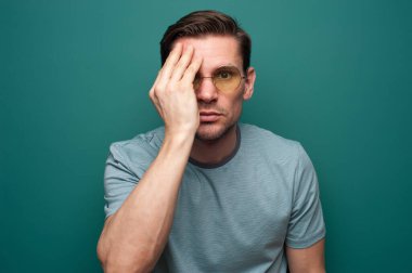 Tişörtlü, ciddi bir gencin portresi.