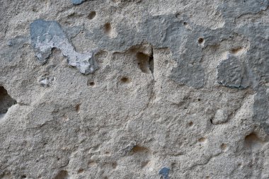 Yakın plan - evin eski cephesinde gri-kahverengi taş duvar