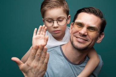 Gülümseyen baba ve küçük oğlu