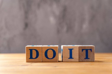 Kelimesi kelimesine ahşap küpleri Masada yap.