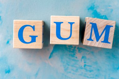 Mavi masada kelime grafikli tahta küpler..