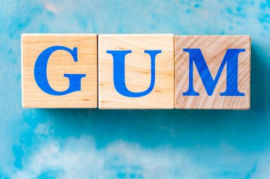 Mavi masada kelime grafikli tahta küpler..