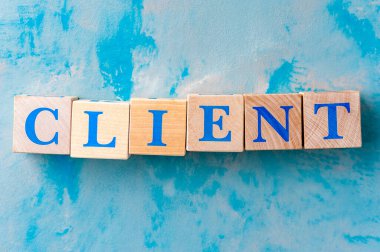 Tahta küpler ve mavi masanın üzerinde kelime kipi..