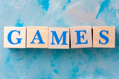 Mavi masada kelime oyunları olan tahta küpler..