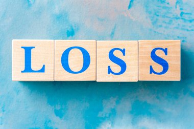 Mavi masada kelime kaybı olan tahta küpler..