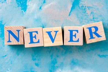 Tahta küpleri mavi masaya asla yazılmaz..