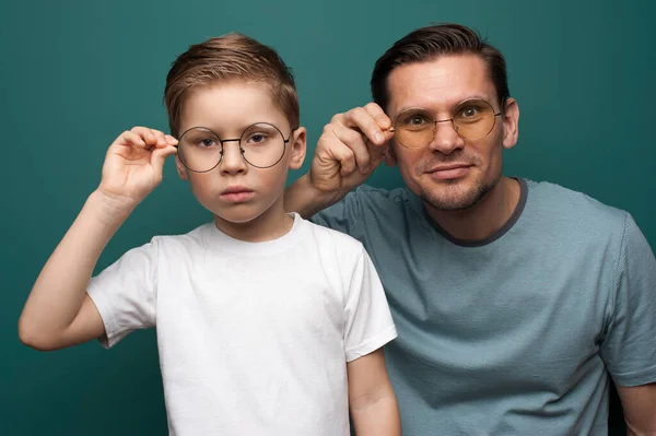 Strzał przystojnego ojca i syna w stylowych okularach — Zdjęcie stockowe