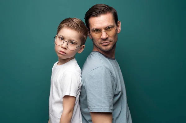 Strzał przystojnego białego ojca i syna w stylowych okularach — Zdjęcie stockowe