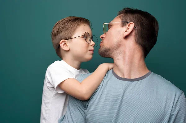 Egy jóképű apa és fia, elegáns szemüvegben. — Stock Fotó