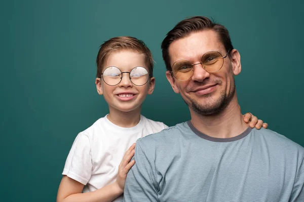 Egy jóképű kaukázusi apa és fia, elegáns szemüvegben. — Stock Fotó