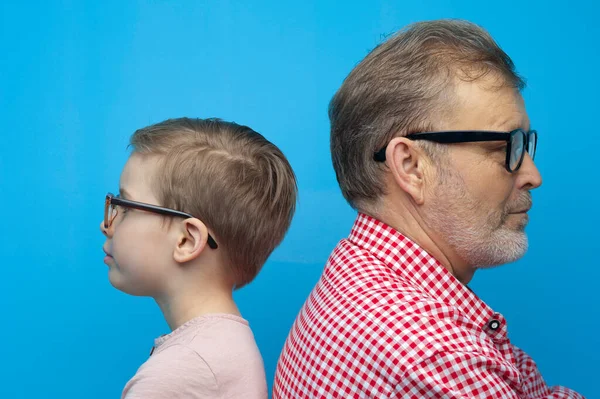 Gros plan grand-père et petit-fils en lunettes — Photo