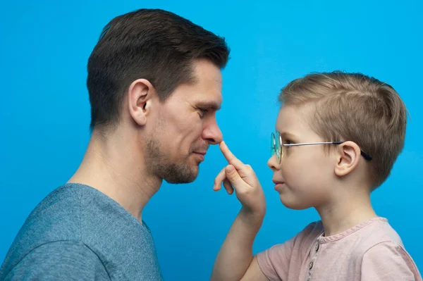 Pozitív, jóképű férfi és kisgyerek, stílusos szemüvegben. — Stock Fotó