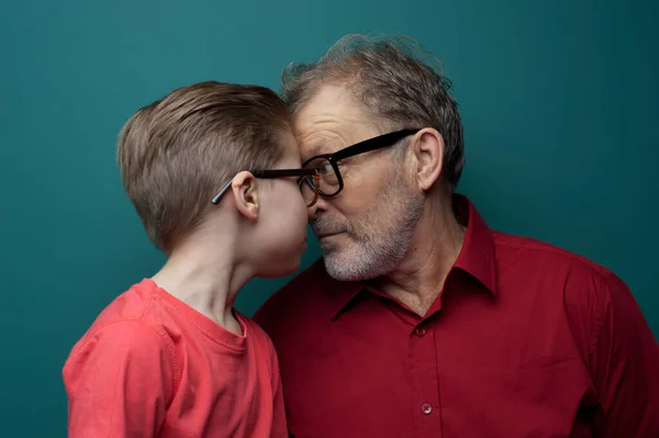 Κοντινό πλάνο παππούς και εγγονός με γυαλιά — Φωτογραφία Αρχείου
