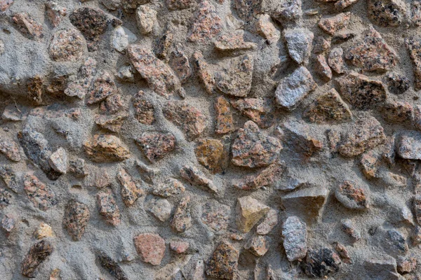 Gros plan - mur de pierre gris-brun dans la vieille façade de la maison — Photo