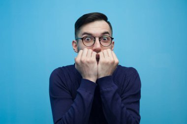 Korkmuş genç bir adamın yakın plan portresi.