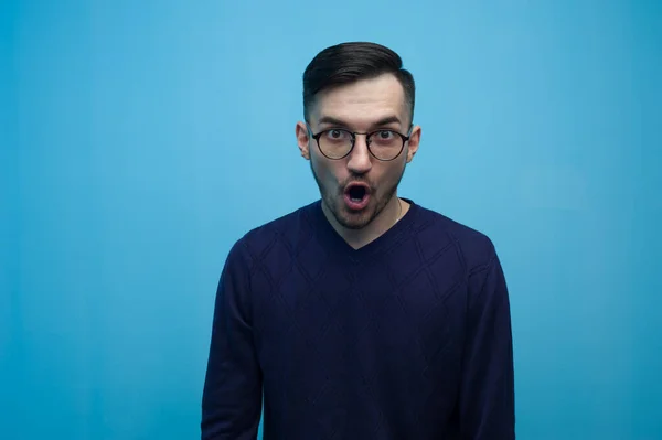 Portrét emocionálního mladíka v brýlích — Stock fotografie