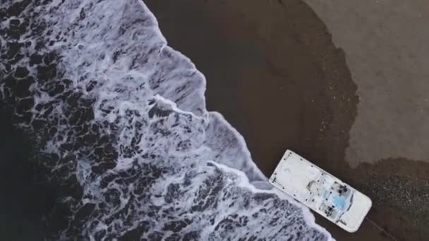 Vedere aeriană - Valuri de mare care se stropesc neliniștit — Videoclip de stoc