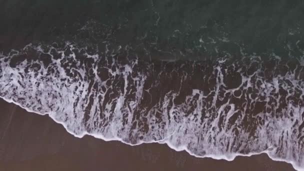 Vista aérea - Salpicaduras de olas marinas sin descanso — Vídeo de stock