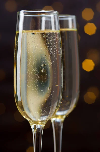 Close-up de dois copos com champanhe borbulhante — Fotografia de Stock